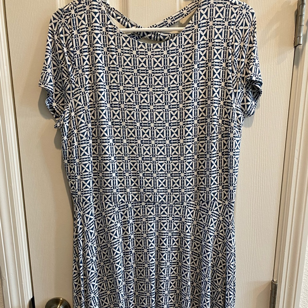 A-lined,knee, cross cross back zips up. Very soft 95% rayon/ 5% spandex.  VGUC
